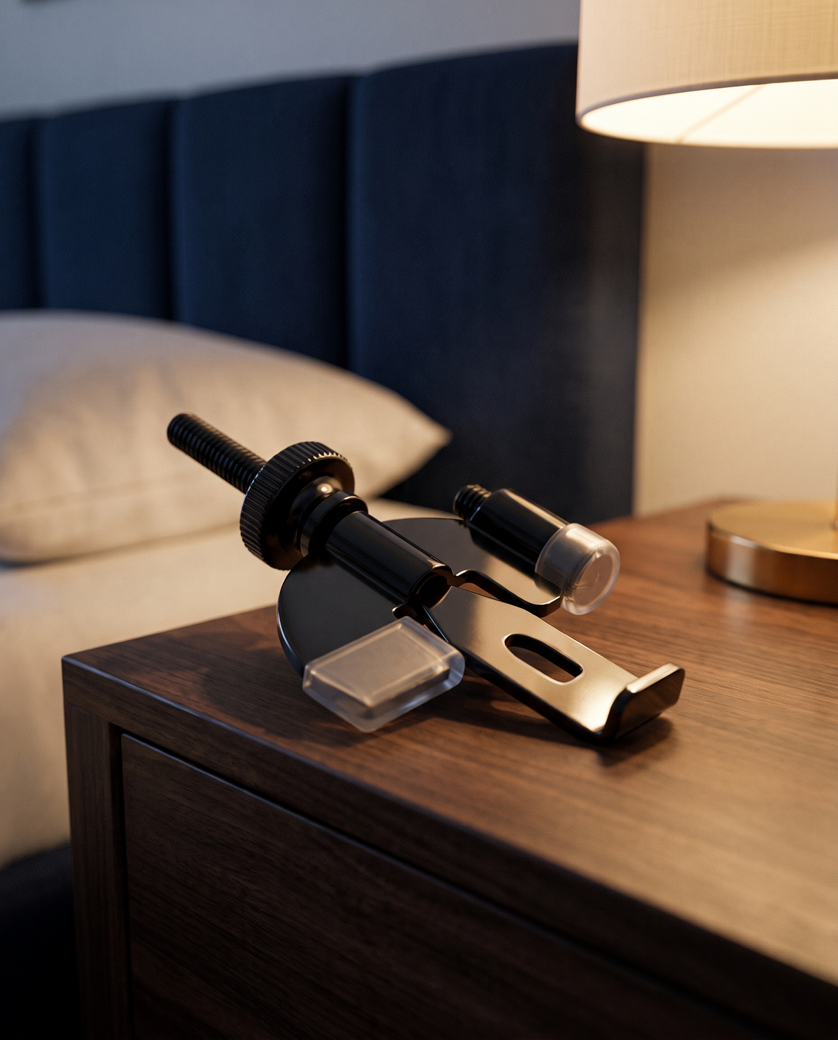 Verrou de porte premium noir laqué TravelShield sur une table de chevet, chambre feutrée