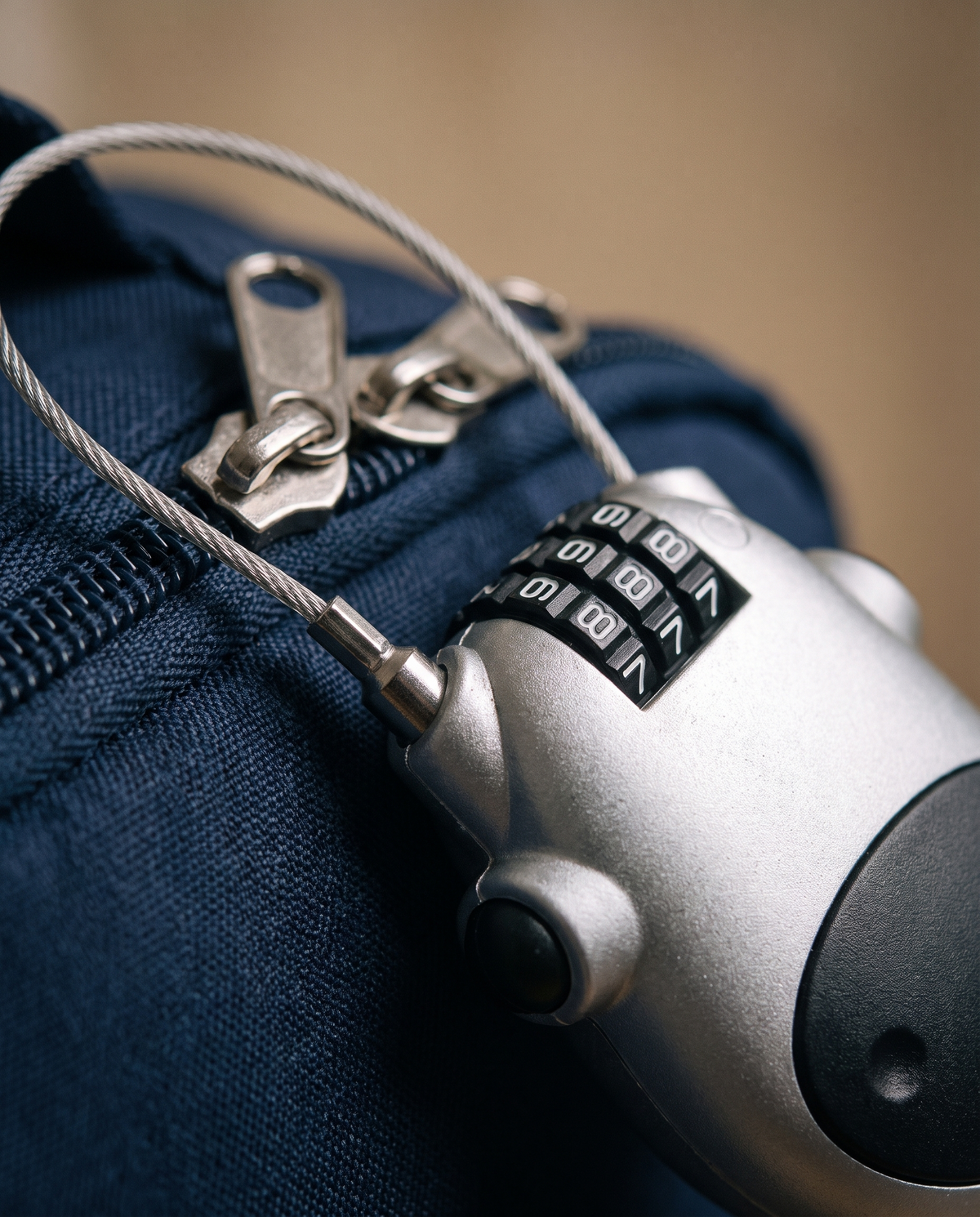 Gros plan sur les molettes de code et le câble en acier tressé du cadenas antivol