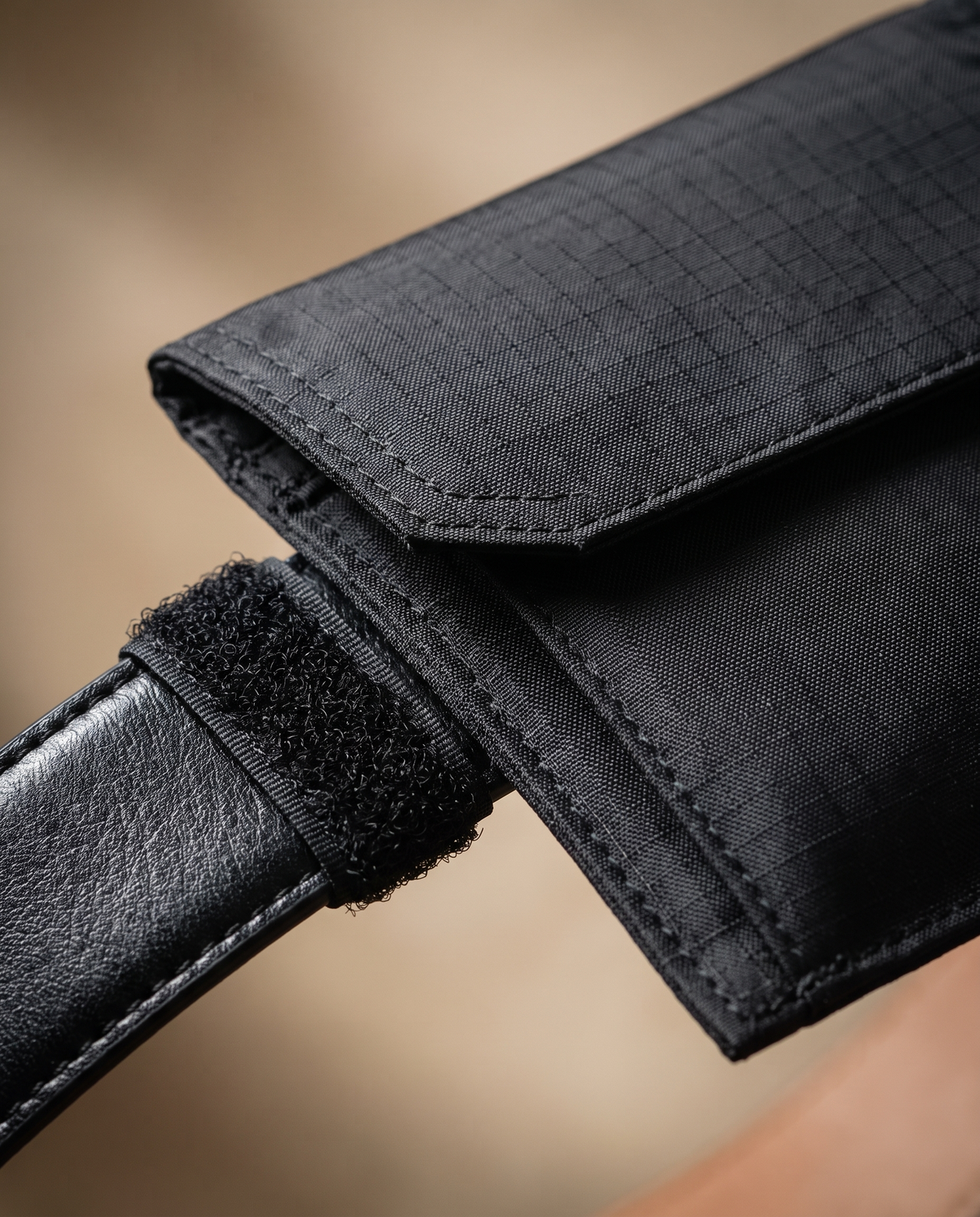 Gros plan sur le tissu ripstop de la pochette et le passant velcro sur une ceinture